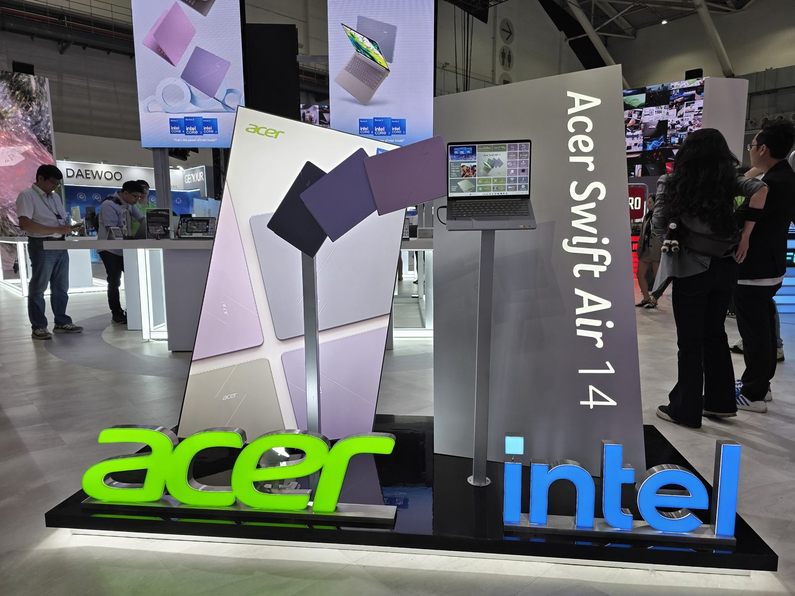 Acer na Computexu ukázal herní 3D monitor, handheldy a nový Swift Air