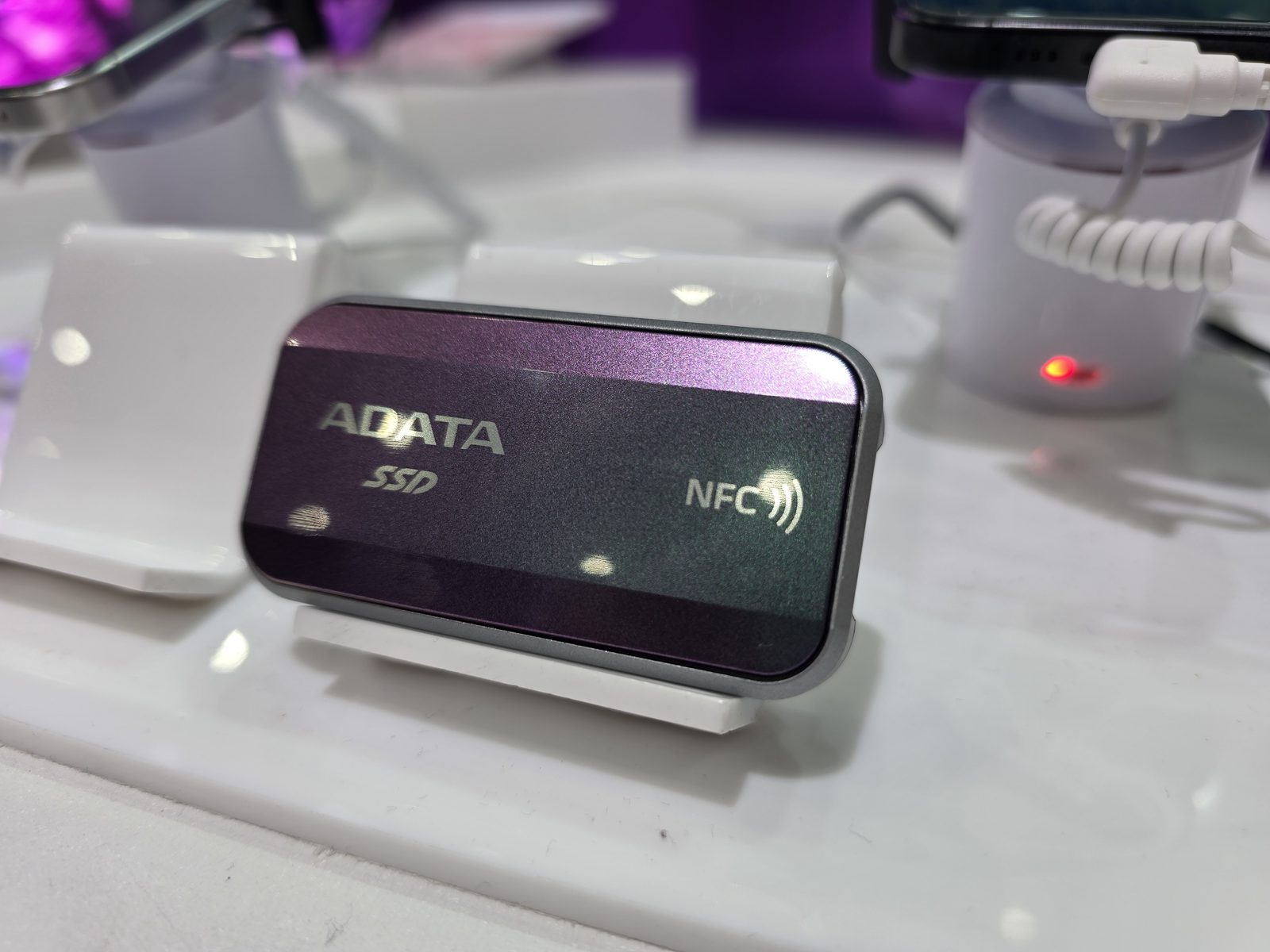 ADATA na Computexu předvedla externí SSD s NFC odemykáním a RAM s nekonečným zrcadlem